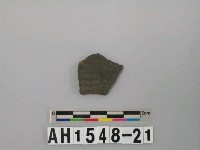 藏品(灰黑色夾砂陶片)的圖片